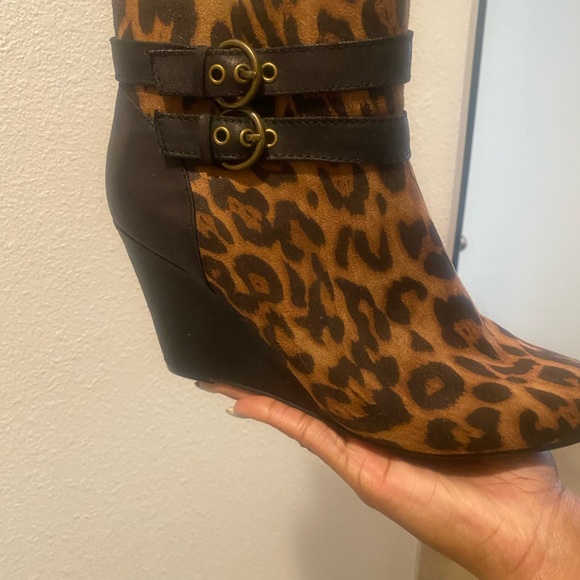 Jaclyn Smith, wedge, leopard texture tile just come above the ankles - Picture 16 of 16